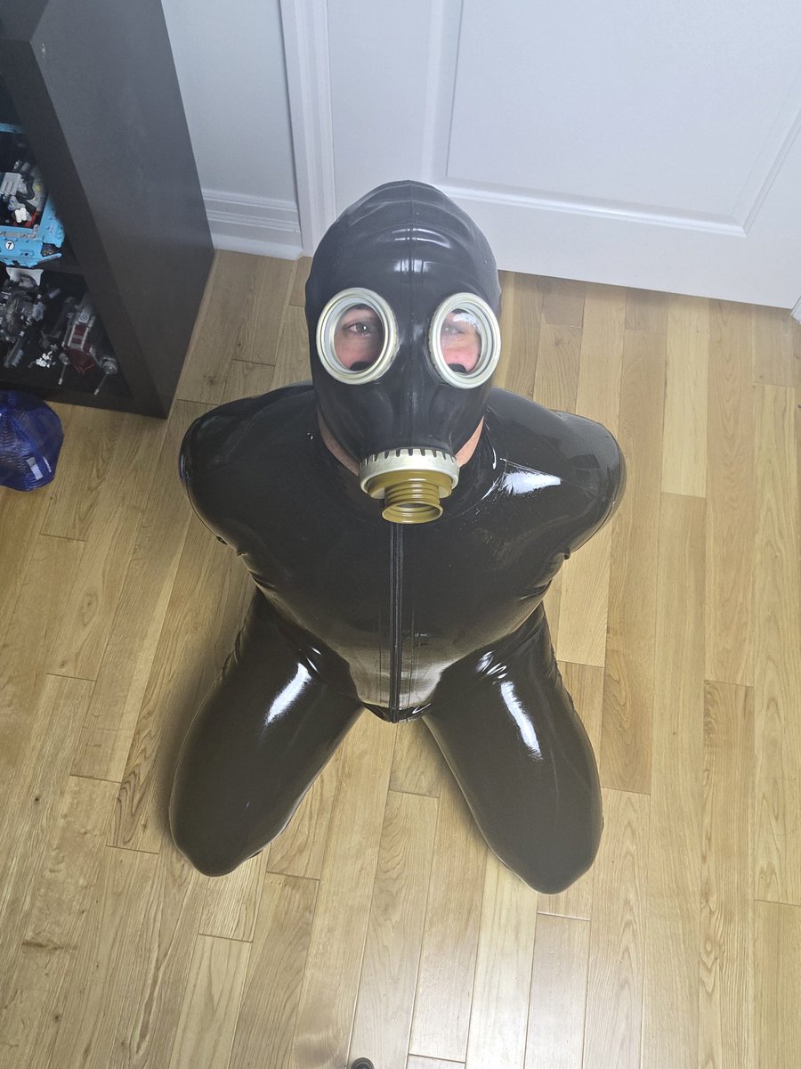 latexsub26's tweet photo. Eyes up. Legs spread. Kneeling. I guess I'm a good drone https://t.co/Q1jNOZBJkw
