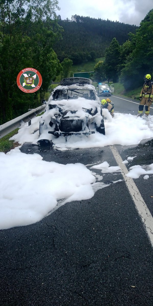 BomberosCastro's tweet photo. Aviso @112Cantabria por incendio de vehículo en #A8 salida Mioño sentido Santander. A la llegada de #bomberos el vehículo está ardiendo completamente, se procede a la extinción con agua y se remata con espuma. https://t.co/55FUTr3jHH