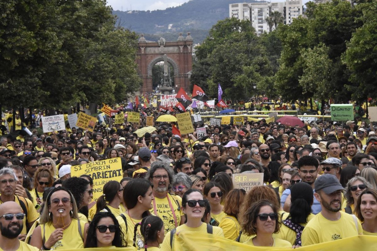 laccent's tweet photo. Massiva manifestació avui a Barcelona. La lluita dels docents es manté ferma davant el menyspreu del govern d'Illa cap a les reivindicacions per salvar l'educació.
#vagaeducació https://t.co/y14hzewKlX