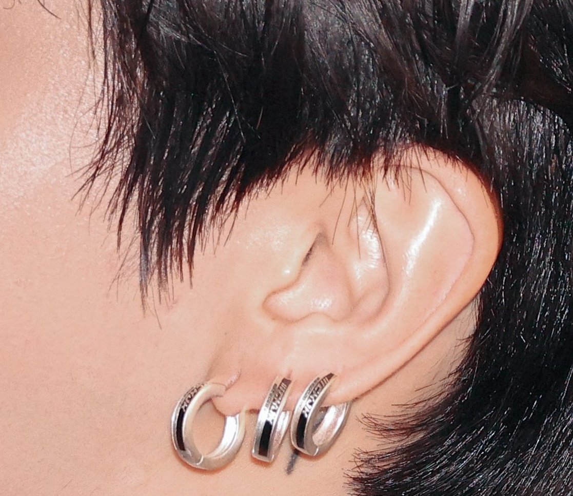 dailyjkpraise's tweet photo. Jungkook was wearing CKJK earrings for the event. So cool https://t.co/Lr9jvEmMvJ