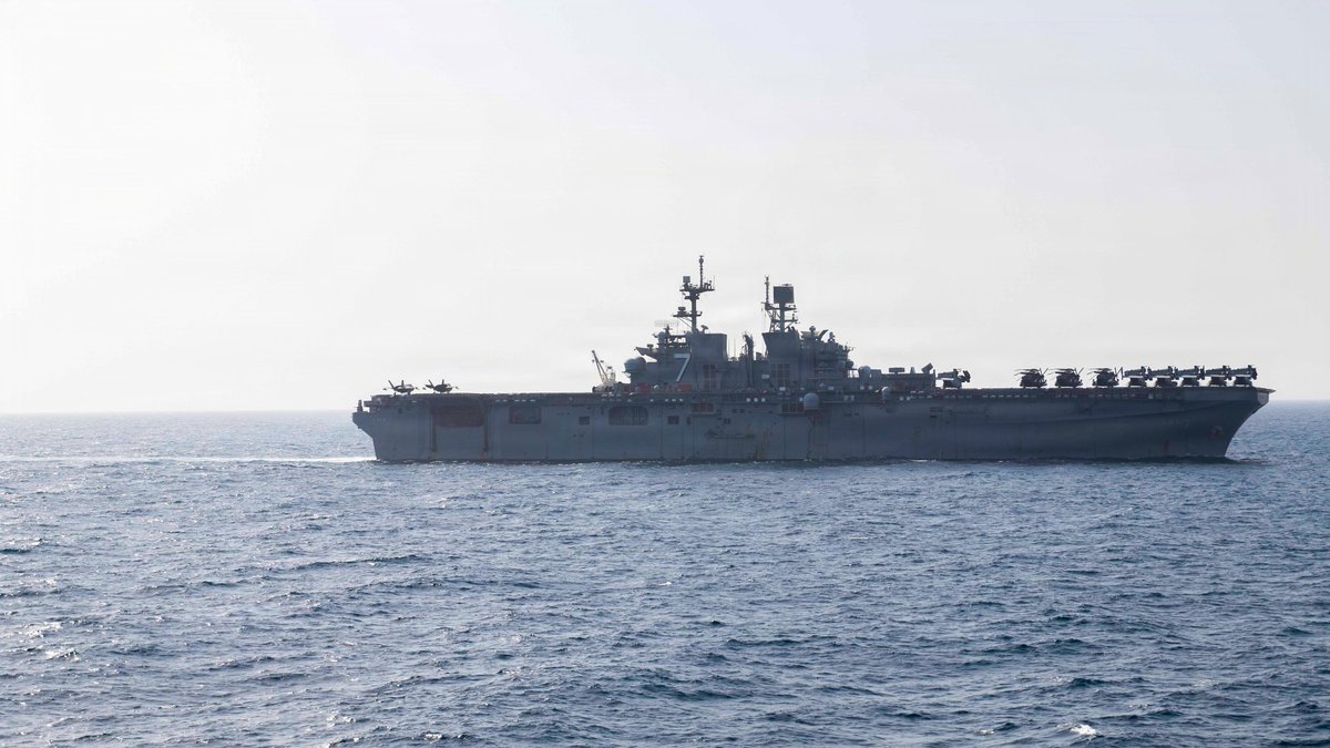CENTCOMHebrew's tweet photo. אוניית הסער האמפיבית טריפולי (LHA 7) מפליגה בים הערבי במסגרת התמיכה במצור האמריקאי המתמשך על איראן. נכון ל־5 ביוני, כוחות ארצות הברית הסיטו 129 כלי שיט מסחריים ממסלולם והשביתו 6 נוספים, במטרה להבטיח עמידה בתנאי המצור. https://t.co/4ir2eD3DO5