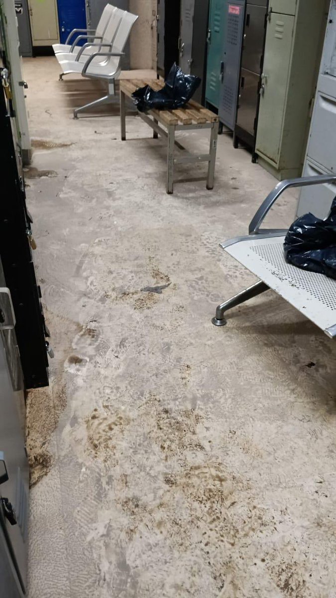 lumendoz's tweet photo. NO somos #Dinamarca … Deplorable el estado del Hospital Regional @ISSSTE_mx en Tultitlan ante las lluvias. 
Los pocos medicamentos con los que se cuenta y material se echan a perder. Ahora qué mentira dira el Porro de @martibatres ? https://t.co/16EpWmInwb
