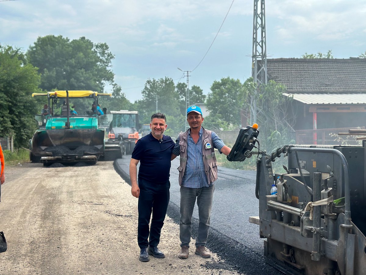 slckkurt's tweet photo. ✅ Asfalt sezonunun ilk serimini 1. Caddemizde gerçekleştiriyoruz.

İlçe merkezimizin en yoğun kullanılan güzergâhlarından biri olan 1. Cadde’yi modern ve güvenli bir ulaşım altyapısına kavuşturuyoruz. 2 kilometrelik güzergahta yürütülen çalışmalarla hemşehrilerimize kesintisiz ulaşım imkânı sunacağız.

İlçemizde devam eden altyapı çalışmaları nedeniyle ulaşımın aksamaması adına bir süredir alternatif güzergâh olarak kullanılan 1. Cadde’nin asfaltlanmasıyla birlikte önemli bir ihtiyacı daha karşılamış oluyoruz.

İlçemize verdiği desteklerden dolayı Sakarya Büyükşehir Belediye Başkanımız, kıymetli abim Yusuf Alemdar’a teşekkür ediyorum.

Söğütlü’müze hayırlı olsun. 

@sbYusufAlemdar