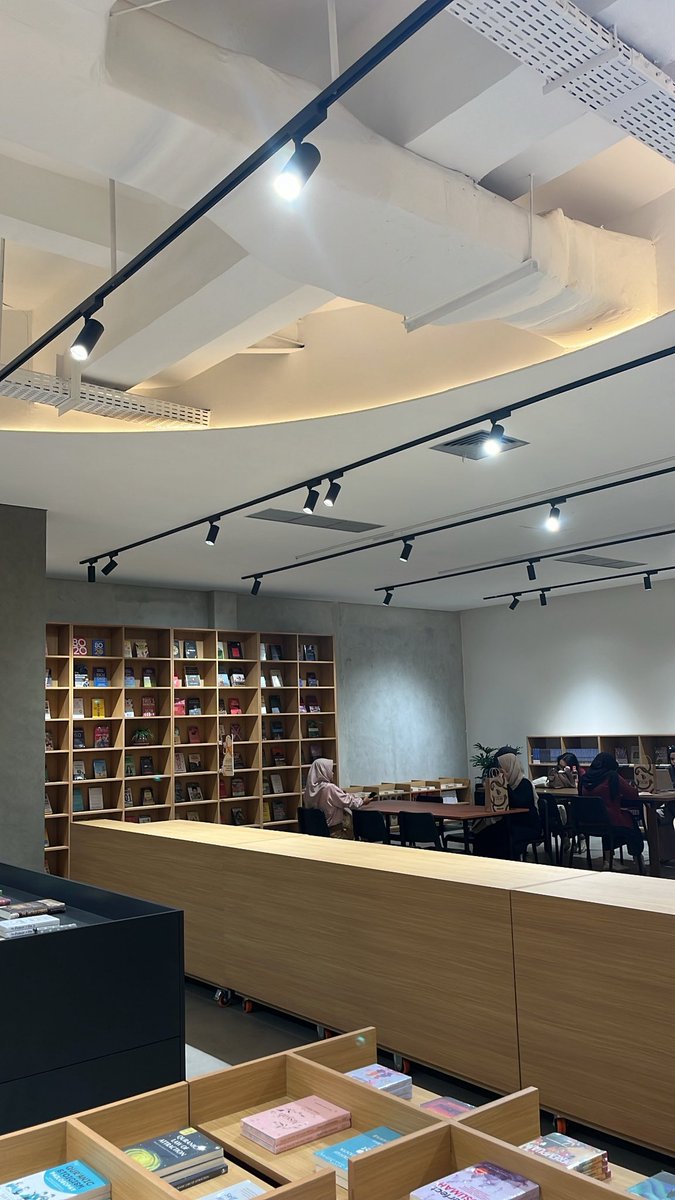 abtslifs's tweet photo. Gramedia Jalma, Pandanaran, Semarang. https://t.co/lClsMSVklj