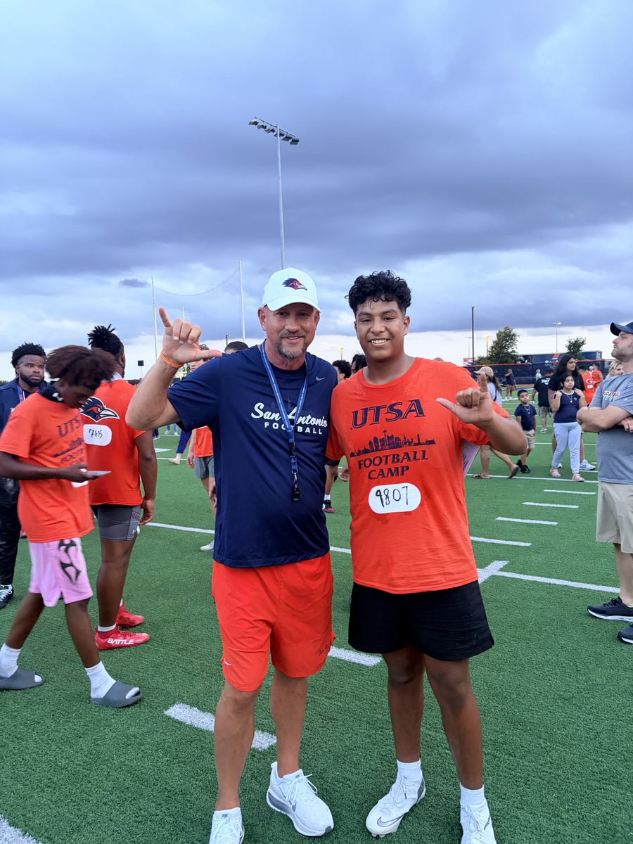 Max_alvarado12's tweet photo. Had a great day at the UTSA camp really fun and learned new things from the coaches.@CoachTraylor #birdsup #UTSAfootball https://t.co/vK7m3nmTMz