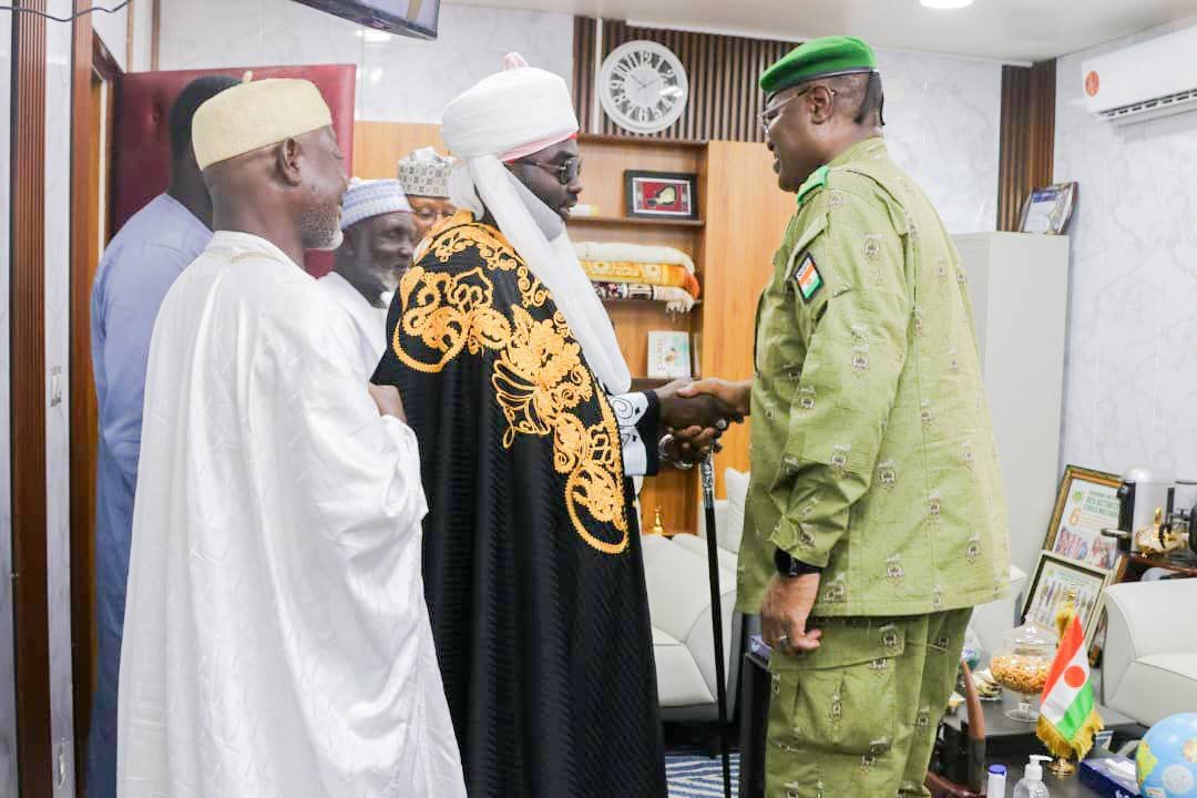 NigerAr's tweet photo. Audience ME MISPAT avec une délégation de la diaspora Nigérienne au Nigeria conduite par le Sarkin Zabarma de Kano l'honorable Barham Amadou

Le Ministre d'État, Ministre de l'Intérieur, de la Sécurité Publique et de l'Administration du Territoire a reçu ce jour à son cabinet une délégation de Nigériens résidant à Kano au Nigeria.

Conduite par le Sarkin Zabarma de Kano l'honorable Barham Amadou, cette délégation est venue au cabinet du Ministre d'État, Ministre de l'Intérieur pour lui présenter ses civilités et dans la même foulée réitérer son soutien ferme au CNSP et gouvernement pour leur dévouement au service de la nation.

Au cours de cette audience, ils ont discuté avec le Ministre d'État, Ministre de l'Intérieur de plusieurs points se rapportant au développement du Niger.