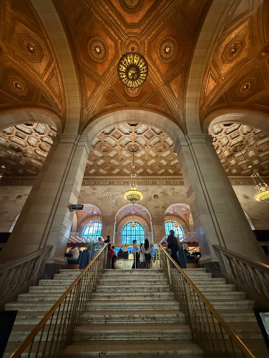 michaelweinold's tweet photo. The magnificent Royal Bank Tower in @Montreal, @Canada, today housing a cafe and coworking space. In 1928, it was the tallest building in the 🇬🇧 empire! https://t.co/L4oLSJjbh4