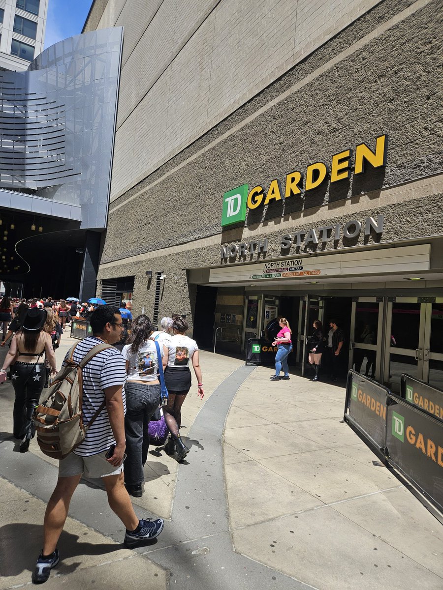 5SOSHunters's tweet photo. VIP has moved to the other side of the building (to the left side of the stairs)

#EASBoston #BostonIsAStar #EASTour #EveryonesAStarTour https://t.co/JQXxeCOyQa