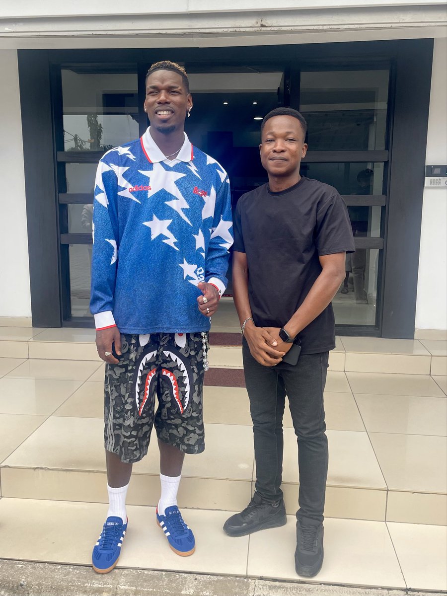 edytoniq's tweet photo. Petit souvenir avec la légende ⚽🇫🇷 @paulpogba.
« Malgré les soucis, mange la vie. »

Toniq week-end à tous ! ✌🏾😎 https://t.co/9oe4MOeDRB