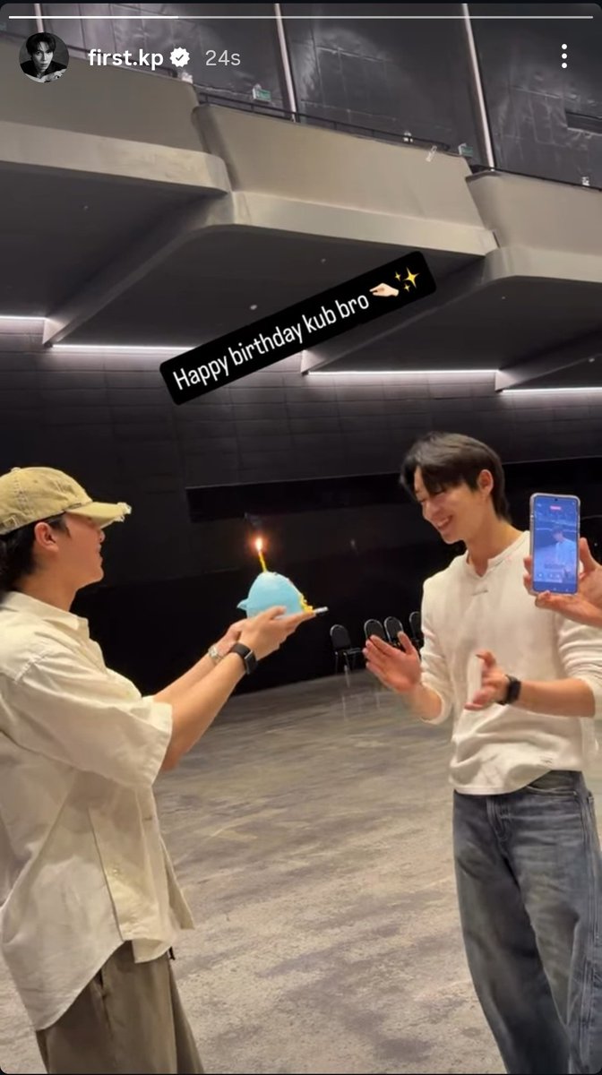 loving_fictions's tweet photo. The fact that William and Est have been so busy this year to the point they have had sleepless night prior to Est's birthday in LOL practice, spent the whole day of Est's birthday in practice room till past midnight so William surprised Est with birthday cake in practice room itself, then post LOL Est went abroad to Korea next day for Chanel show and just after Est came back from Korea William had went to Singapore for musicon and they have been whining about not having time to celebrate Est's birthday with their mandatory birthday dinner celebration and the fact that they had spent last few days from early morning to late night in filming of You Maniac and today Est having schedule in the morning and William having Gotchapop concert practice and tonight being the only night they had actually free after the busy schedule whole day and the fact that Est has a schedule tomorrow and William having a literal concert and them still choosing to spend that little amount of time they have with eachother to celebrate and be with eachother is the most romantic thing in existence 😭😭🤌🤌

The way WilliamEst will always find time to spend with eachother intentionally despite how busy they are makes them so so special to me 😭😭🤌❤️💙