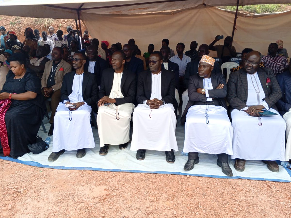 BugandaKingdom_'s tweet photo. Ssaabasajja Kabaka atenderezza obuwulize bw'abadde Omukulu w'Ekika kya Kasimba, Omutaka omubuze Miti David Marvin Ssempuuma, gw'agambye nti abadde atuukiriza obuvunaanyizibwa bwe mu Bwakabaka wamu n'okukulembera obulungi ekika kya Kasimba.

Obubaka bwa Kabaka obw'okusaasira,  busomeddwa Minisita wa Kabineeti, Olukiiko, Abagenyi n'Ensonga ez'enjawulo mu woofiisi ya Katikkiro Owek. Noah Kiyimba eyetabye mu kutereka Omutaka ku butaka bw'Ekika e Kyango mu Mawokota.

"Twawulidde n'ennaku nnyingi amawulire ag'okufa kw'Omutaka Kabazzi Ssempuuma David Miti. Kitalo nnyo! Tusaasidde nnyo Namwandu, bamulekwa, ab'oluganda, abako n'emikwano olw'okufiibwako omukulu ono. Mu ngeri y'emu, tukubagiza Ekika ky'Akasimba olw'okufiibwako Jjajjaabwe Mu ngeri ey'enjawulo, tusaasira Abataka Abakulu ab'Obusolya olw'okufiirwa muganda waabwe." Ssaabataka Mutebi II.

Ebisingawo 👇 

https://t.co/rcFJf3a7oW