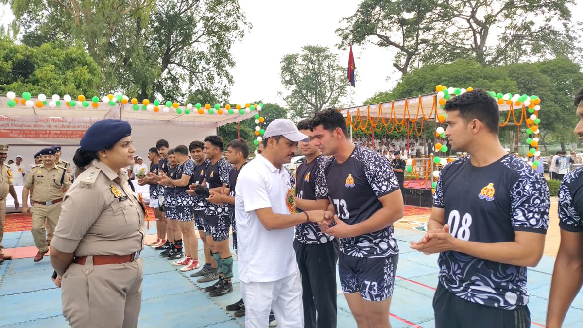ipsajaysahni's tweet photo. पुलिस लाइन जनपद बदायूँ में आयोजित तृतीय अन्तरजनपदीय पुलिस कबड्डी क्लस्टर (महिला/पुरुष) प्रतियोगिता-2026 के अन्तर्गत कबड्डी, जिम्नास्टिक, फैंसिंग एवं खो-खो प्रतियोगिताओ के समापन समारोह में टीमो का उत्साहवर्धन कर विजेता टीमों/खिलाड़ियों को पुरुस्कृत किया। https://t.co/NYBlMxnUJE