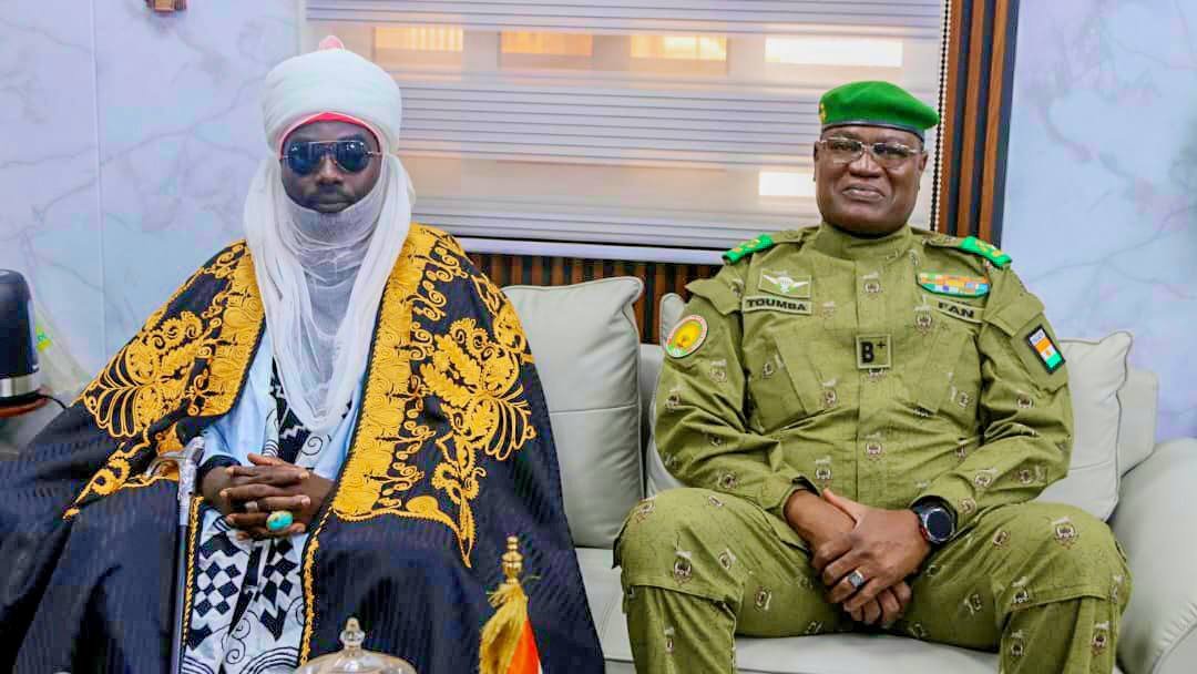 NigerAr's tweet photo. Audience ME MISPAT avec une délégation de la diaspora Nigérienne au Nigeria conduite par le Sarkin Zabarma de Kano l'honorable Barham Amadou

Le Ministre d'État, Ministre de l'Intérieur, de la Sécurité Publique et de l'Administration du Territoire a reçu ce jour à son cabinet une délégation de Nigériens résidant à Kano au Nigeria.

Conduite par le Sarkin Zabarma de Kano l'honorable Barham Amadou, cette délégation est venue au cabinet du Ministre d'État, Ministre de l'Intérieur pour lui présenter ses civilités et dans la même foulée réitérer son soutien ferme au CNSP et gouvernement pour leur dévouement au service de la nation.

Au cours de cette audience, ils ont discuté avec le Ministre d'État, Ministre de l'Intérieur de plusieurs points se rapportant au développement du Niger.