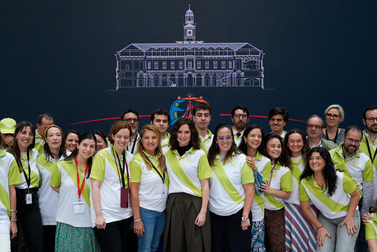 IdiazAyuso's tweet photo. La Real Casa de Correos se convierte en el centro internacional que hará la cobertura informativa de la visita del Papa.

Más de 2.200 periodistas de todo el mundo y 18.000 voluntarios trabajarán para la primera visita a una capital europea.

¡Gracias a todos! https://t.co/NXc8Ksrd07