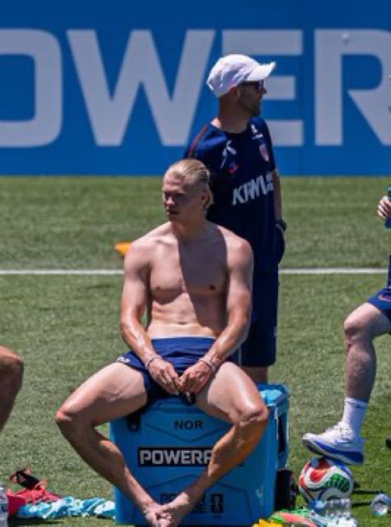 Mercado_Ingles's tweet photo. 🚨🌎 𝗔𝗛𝗢𝗥𝗔 Hoy en el primer entrenamiento de la Selección de Noruega, fue interrumpido el entrenamiento a la mitad porque los jugadores no pudieron soportar el calor en Estados Unidos.

Los europeos sufrirán más en comparación con los latinoamericanos; porque los latinoamericanos, asiáticos y africanos están acostumbrados a altas temperaturas debido a la naturaleza y el clima de sus países.