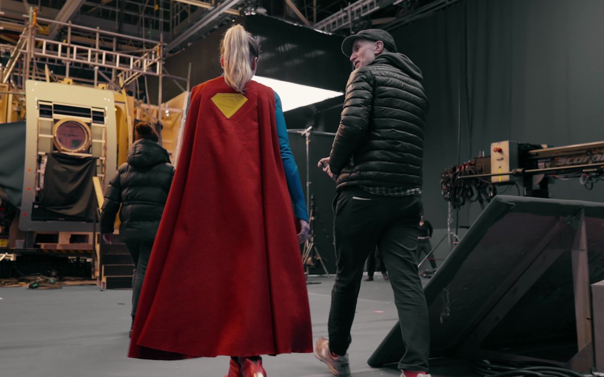UniversoDCnauta's tweet photo. 🚨 A CAPA!!!!!!!!!!!!!!

Milly Alcock nos bastidores de #Supergirl com o diretor Craig Gillespie. https://t.co/E2mG0zZ0WE