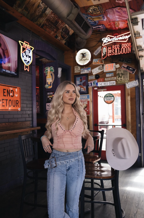 CanadianBeats1's tweet photo. Vancouver country artist Karly Kryski returns with “Happy Hour After You,” a confident and catchy breakup anthem celebrating life after heartbreak. 🍻🎶 https://t.co/zOx4taNr2a https://t.co/P5EVswvUxJ
