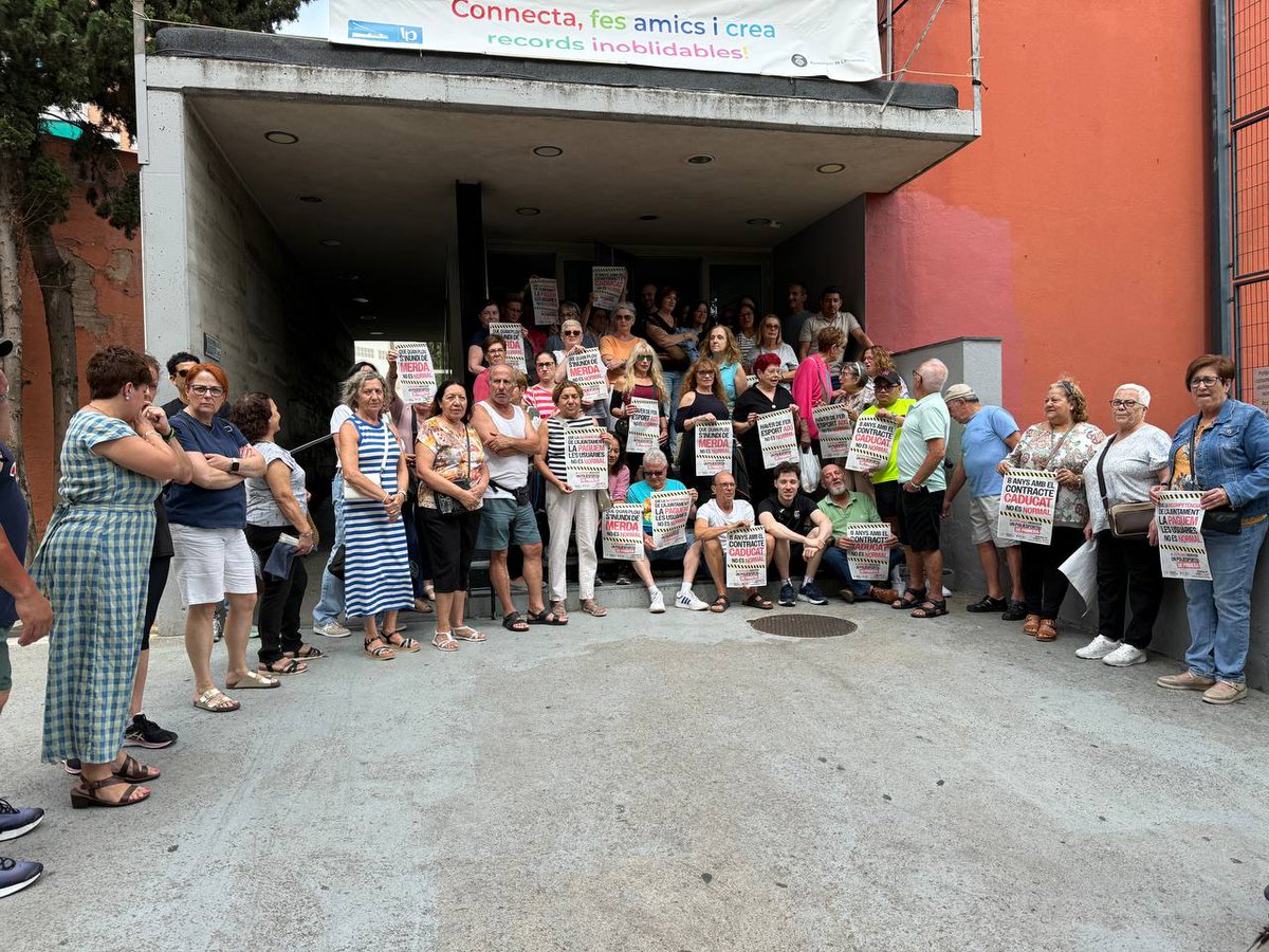 esquerraLH's tweet photo. Aquesta tarda, amb 𝘂𝗻𝗮 𝘀𝗲𝘁𝗮𝗻𝘁𝗲𝗻𝗮 d'usuàries, hem denunciat la situació que pateix el poliesportiu de #LesPlanes

⚠️8 anys amb contracte caducat, aigües fecals quan plou, màquines envellides, sense climatització, anys sense cap inversió...
Exigirem solucions al #PleLH https://t.co/zhYSSnBwMM
