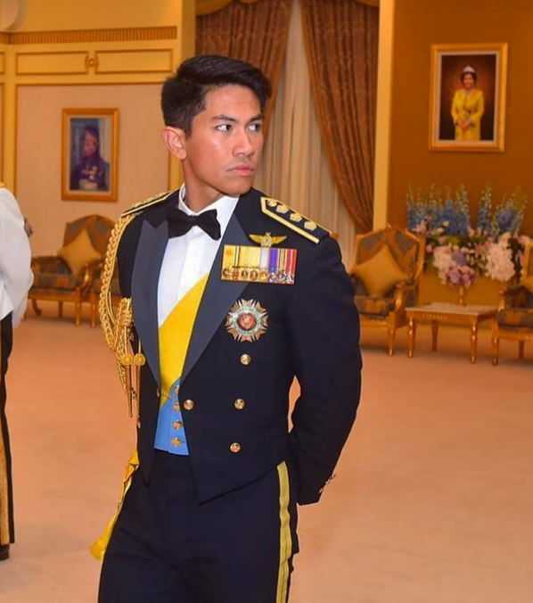 Monarchies2000's tweet photo. Le prince Abdul Mateen, 34 ans, fils du sultan de #Brunei, nommé ministre des Affaires étrangères par son père. Officier militaire, "roi" d'Instagram (📸) où il est suivi par 3 millions de personnes, le 4e fils d'Hassanal Bolkiah est très populaire dans son 👑. #monarchie 🇧🇳 https://t.co/ZamkE5cxUW