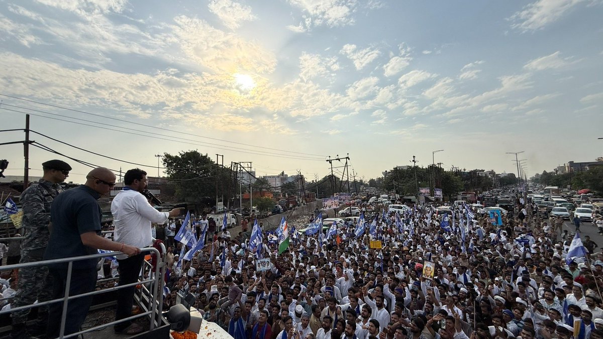 priyanshu__63's tweet photo. एक तरफ ढलता हुआ सूरज और दूसरी तरफ उदय होता एक नया सितारा 🔥 https://t.co/n91Ux0g09H