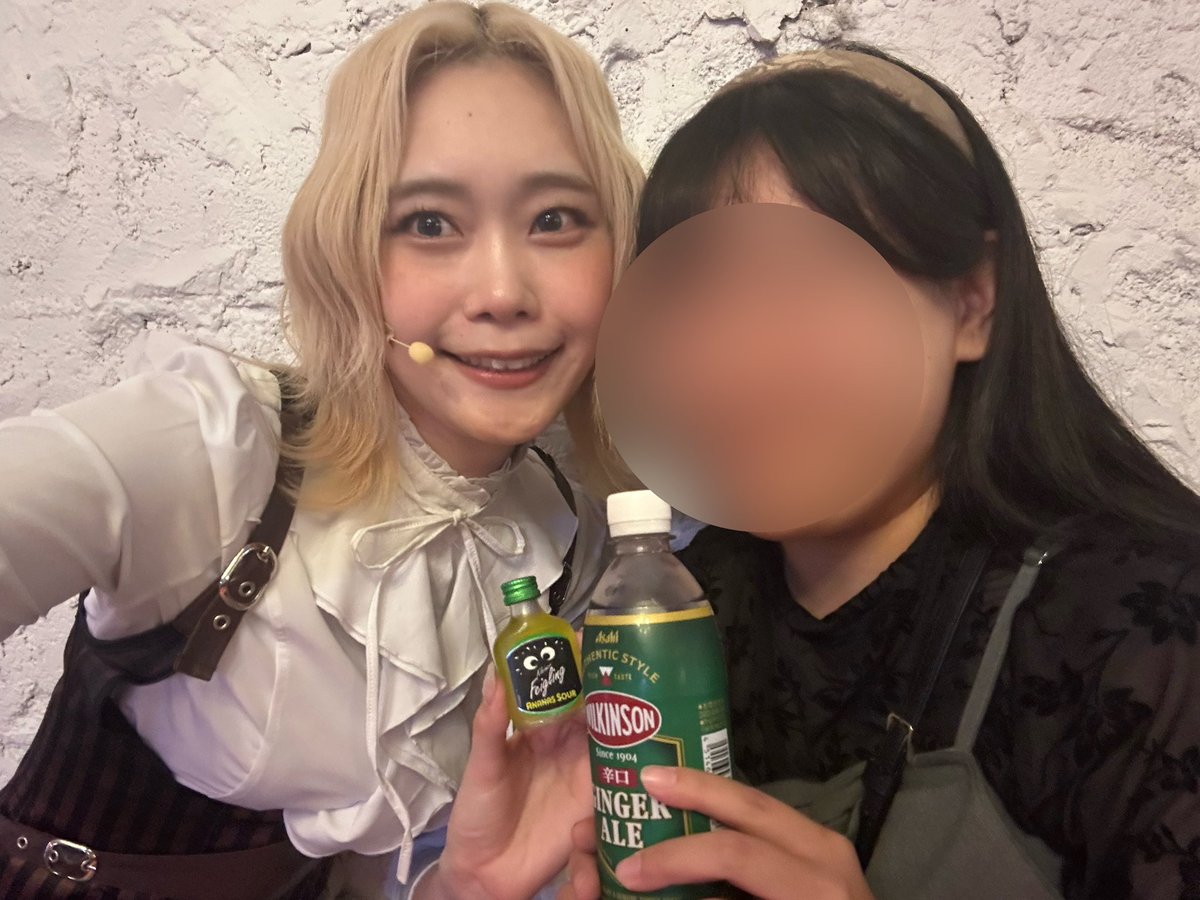 eripple_desu's tweet photo. ロゼ様と乾杯もできたよ嬉しい😭
しかもブロマイドGET✨️
ビジュが天才かっこいい可愛い宝物すぎる!!
本当に可愛くて2回とも紹介ポーズになっちゃうんだけど、次は可愛いポーズしたいよ〜😭
ポーズ勉強して7日会いに行きます!!!!!
#Eternalloop
#イマーシブナイト
@_ueshitaao_ https://t.co/a3eh6NUUTb