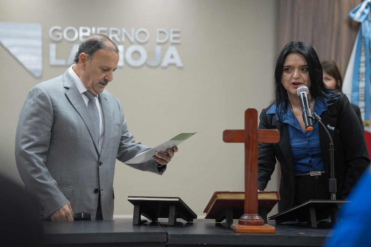 QuintelaRicardo's tweet photo. Hoy comienzan oficialmente una nueva etapa de servicio y compromiso la Dra. Romina Cuello, al frente de la coordinación ejecutiva del Plan Provincial de Salud; la Dra. Juliana Juárez, como Secretaria de Gestión de Redes Integrales de Salud; y el Dr. Roberto Menem, como Secretario de Planificación, Administración y Finanzas.
Estoy convencido de que asumirán esta responsabilidad con profesionalismo, compromiso y una profunda vocación humana, poniendo siempre en el centro de cada decisión el bienestar de la comunidad.
Estamos pasando por un momento complejo, con recursos limitados y una demanda creciente en todo el sistema de salud. Pero en estos desafíos donde pone de manifiesto la capacidad, la entrega y el compromiso de quienes trabajan por el bien común.
Les deseo el mayor de los éxitos en esta nueva función. Cuentan con todo nuestro acompañamiento para seguir fortaleciendo un sistema de salud más eficiente, más cercano y más humano para todos los riojanos y riojanas.