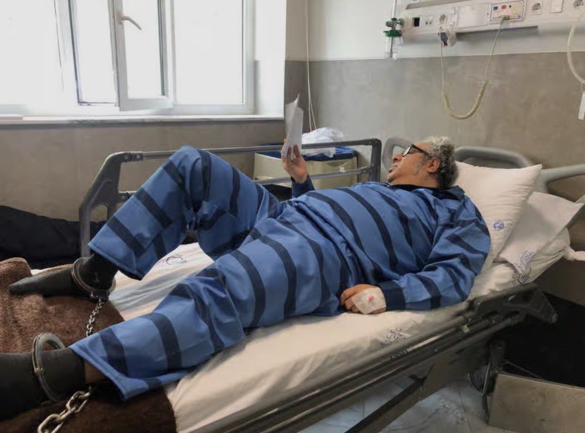 Adorno_Persian's tweet photo. سخت است برای ما که تصویر شاعر زندانیِ زنجیر شده را، پیش از مرگش بر تخت دیده‌ایم،
فقط درباره‌ی رنگ صورتی ملحفه‌های عکس دوم حرف بزنیم.

حکومت شب‌زدگان، فقط دوم خرداد نبود،
دهه‌ی ۶۰ هم داشت.

اگر نیک بنگری تفاوت چندانی میان کیسه‌های سیاهِ دیماه با آنچه او از دهه‌ی ۶۰ کشید، نمی‌بینی!

#مرجان_ساتراپی