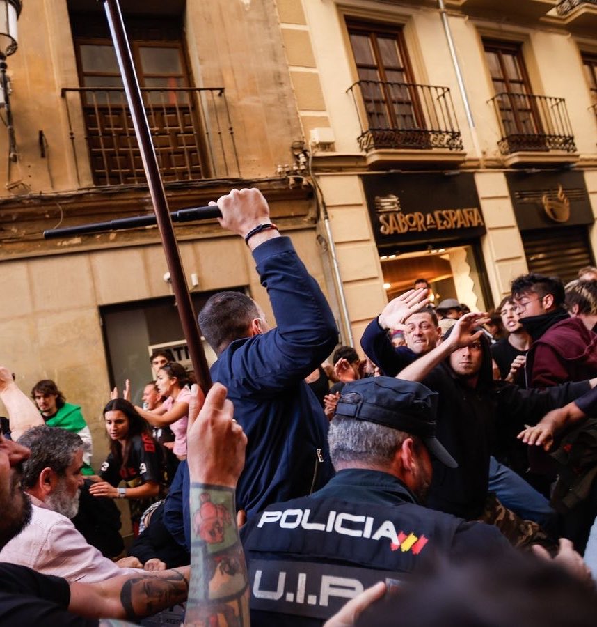 seluzama's tweet photo. Vox en la visita del Papa\\ Vox el resto del año….. https://t.co/amrOseFoUf
