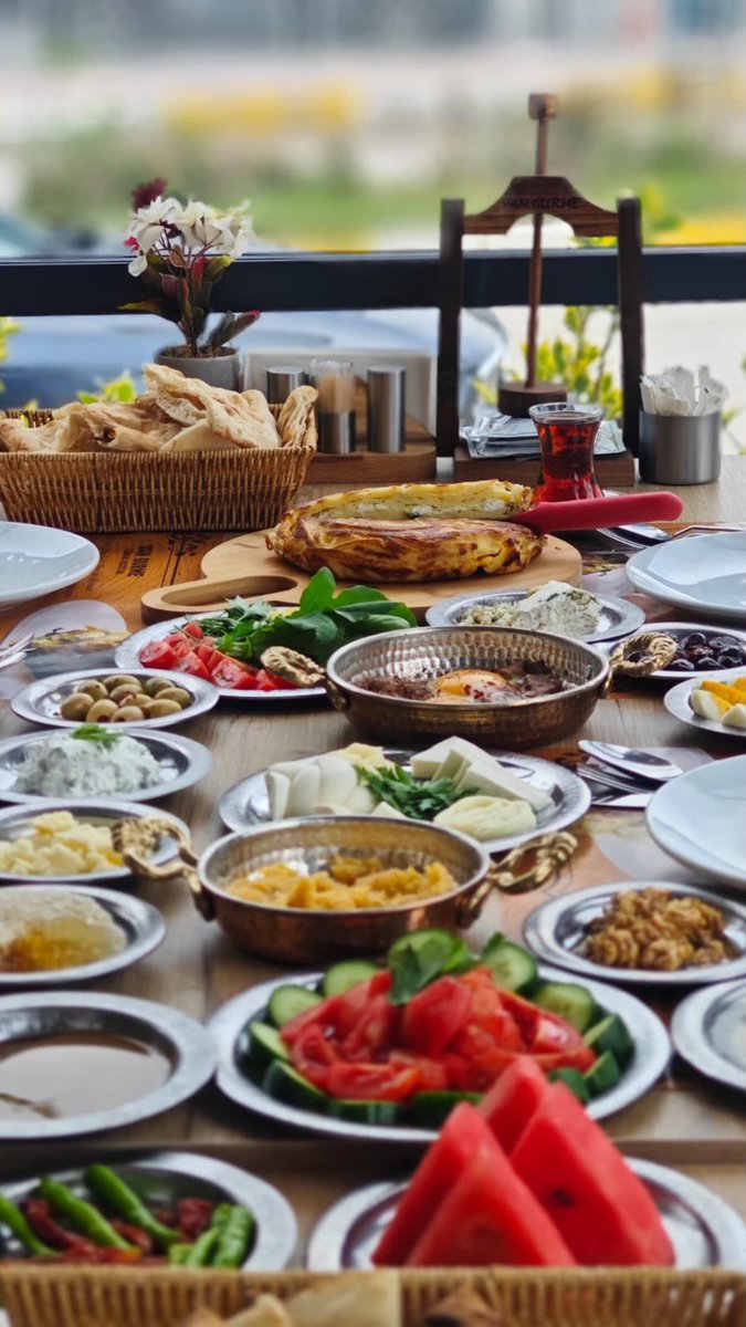 Bahcesaraymiks's tweet photo. Meşhur su böreğimiz,
Sıcacık Ballı murtuğamız,
Koyun yoğurdumuz ve sayamadığımız diğer lezzetlerimiz ile haftasonlarına özel hazırladığımız kahvaltımıza bekleriz🌺
Rez:05051836733 https://t.co/bRvKHCph8m