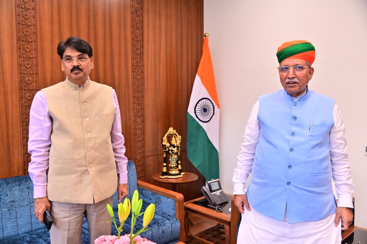 arjunrammeghwal's tweet photo. आज नई दिल्ली स्थित कर्तव्य भवन में राज्यसभा सांसद एवं बार काउंसिल ऑफ इंडिया (BCI) के अध्यक्ष माननीय श्री मनन कुमार मिश्रा जी से शिष्टाचार भेंट हुई।

इस अवसर पर न्यायिक सुधारों, अधिवक्ताओं से जुड़े विभिन्न विषयों पर विस्तृत एवं सार्थक संवाद हुआ।
@MishraManan01 https://t.co/pUCf9yLRzY