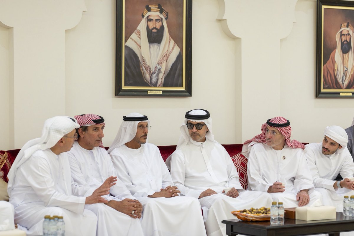 AARD_AE's tweet photo. هزاع بن زايد يُقدم واجب العزاء في وفاة المغفور له محمود أحمد القيسية في مجلس العزاء المُقام في "مجلس ربدان" في أبوظبي. https://t.co/iG8zgVfBqB