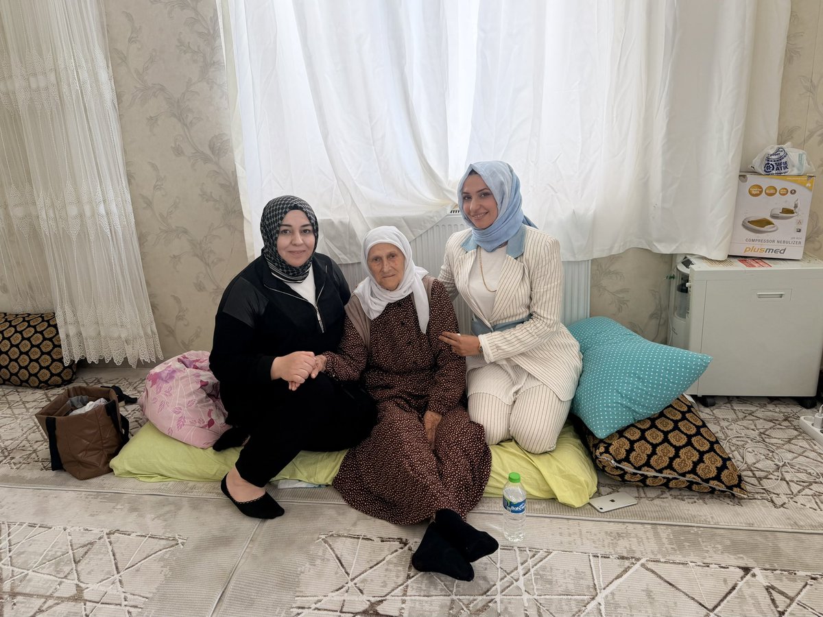 fatmaocak0663's tweet photo. 🏡📍 KARŞIYAKA MAHALLESİ | HANE ZİYARETLERİ

AK Parti Haliliye İlçe Kadın Kolları olarak Yönetim Kurulu Üyemiz ile birlikte kıymetli hemşehrilerimizin hanelerine misafir olduk.

Büyüklerimizin hayır dualarını aldık, samimi sohbetlerine ortak olduk, Cumhurbaşkanımız Recep Tayyip Erdoğan’ın selamlarını ilettik.

Gönüllere misafir olmaya, hemşehrilerimizle gönül bağımızı güçlendirmeye devam ediyoruz.

#AKParti #AKKadınHaliliye #KarşıyakaMahallesi #HaneZiyareti #GönüldenGönüle #TürkiyeYüzyılı 

@RTErdogan @abuyukgumus @tugbaisikercan @tulaykaynarca @bybekirbozdag @Akparti @AKKADINGM @milhamigunbegi @ZehraAy063 @mbagmanci63 @MDOGANSALAR_TR @akkadinsanlurfa @AkHaliliiye @AkHaliliyeKadin @akgenchaliliyee