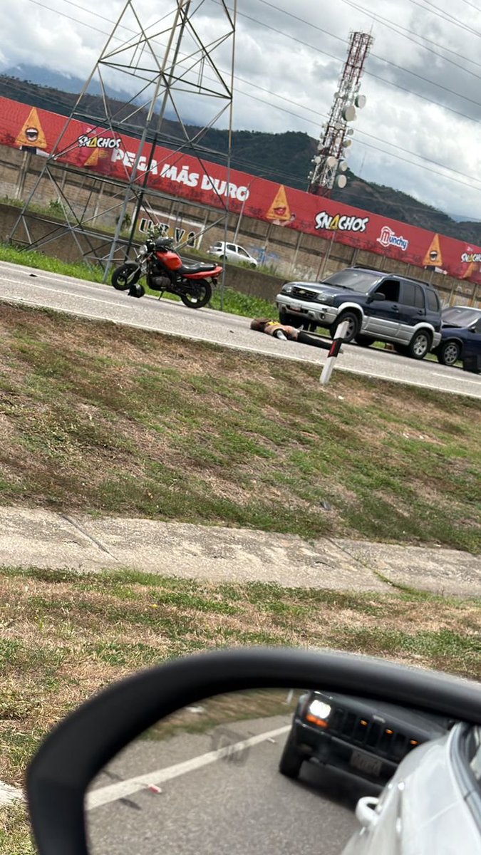 QPEV_'s tweet photo. #PulsoRegional #Sucesos #5jun Una persona murió luego de impactar su motocicleta contra un vehículo detenido, en la Autopista Regional del Centro tramo #Aragua a la altura de Valle Verde en Maracay. Autoridades en el sitio. @sdjmarcos 📸 Cortesía https://t.co/4TGbgcLsyc