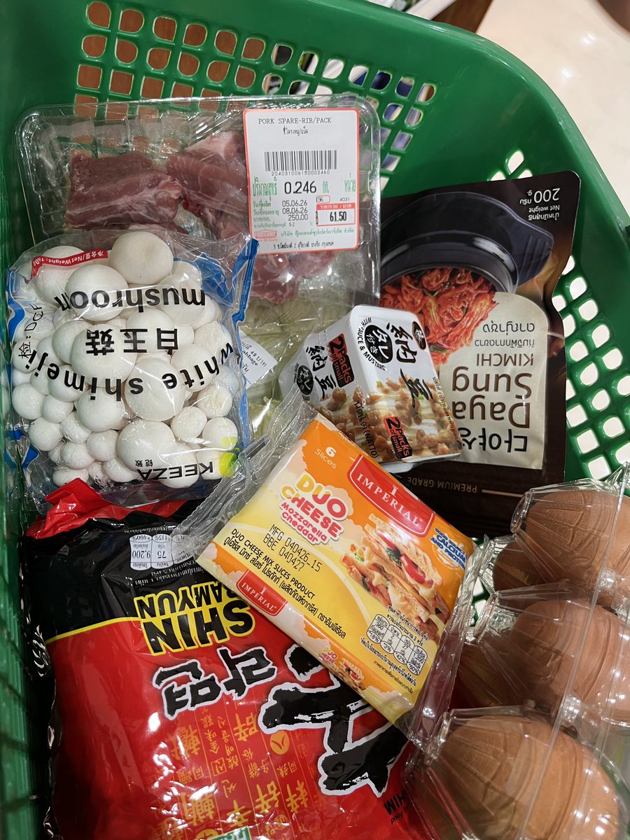 tomyampixel's tweet photo. あえて言おう。

辛ラーメン、麺は美味いがスープはイマイチだ！！

タイランドで天国に最も近い辛ラーメンを作ろうじゃあないか。

俺はバーサーカーだ。 https://t.co/UNCdBT1zTC