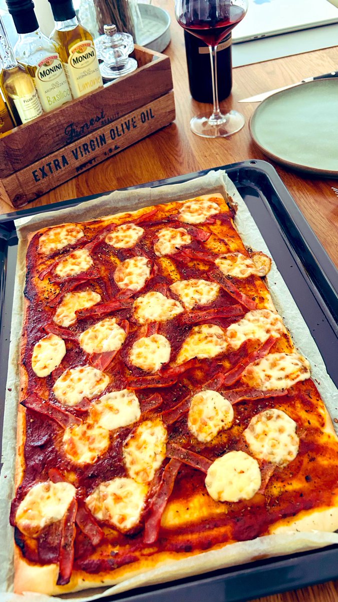 mosci's tweet photo. #PizzaFriday \o/ https://t.co/IWC5e5tcJA
