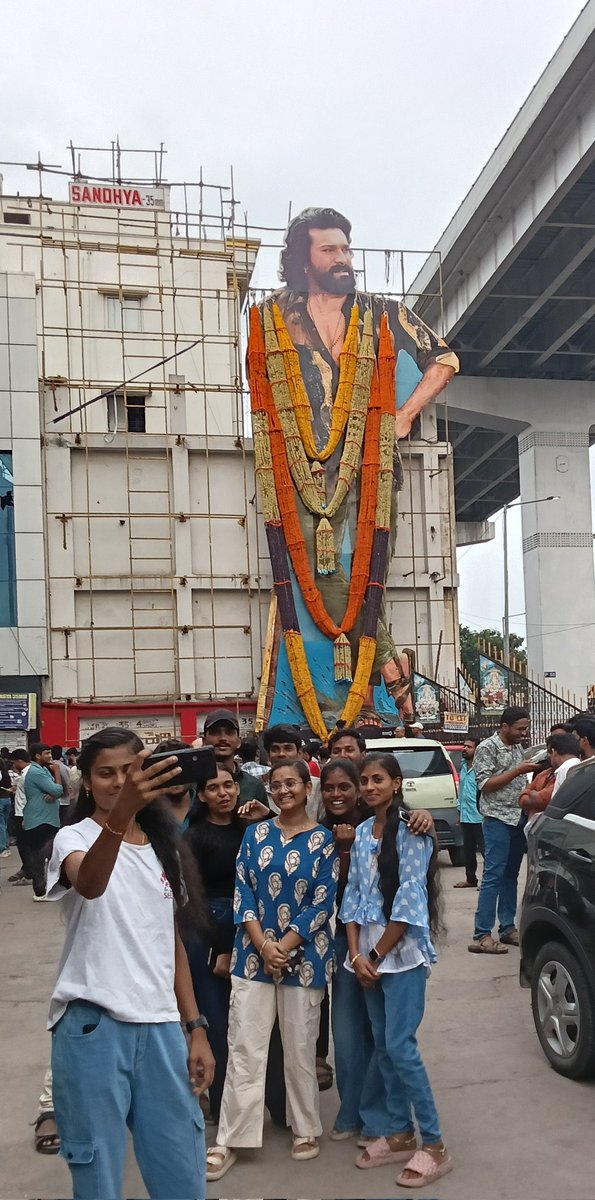 MurugaChiru's tweet photo. #PEDDI  #ಪೆದ್ದಿ  #పెద్ది 
RTCX క్రాస్ రోడ్ బాబు టీం కర్ణాటక మార్టిన్ #BCW_MURUGA 
@KChiruTweets
 @PawanKalyan 
@BengaluruRCFans
@AlwaysRamCharan
@guptanagu8
@SureshKadapa8 
@krishna79910522
@Chanakya_Vja
#ಕರ್ನಾಟಕಚಿರಂಜೀವಿಫ್ಯಾನ್ಸ್ 
#కర్ణాటకచిరంజీవిఫాన్స్  
#karnatakachiranjeevifans https://t.co/ZoxWSE9az4