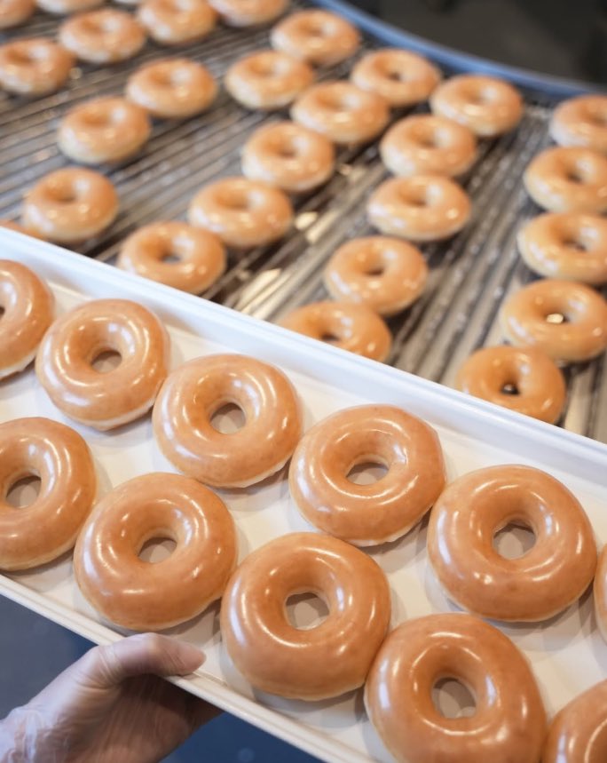 TimesSquareNYC's tweet photo. Donut miss out! National Donut Day is here! 🍩🏃💨
🍩 @krispykreme
🍩 NY Bakery and Desserts
🍩 imdonut
🍩 @RosettaBakery
🍩 Angelina Bakery
#TimesSquare #TimesSquareNYC #NYC #DonutDay #Donut https://t.co/tpP2PH4VL1