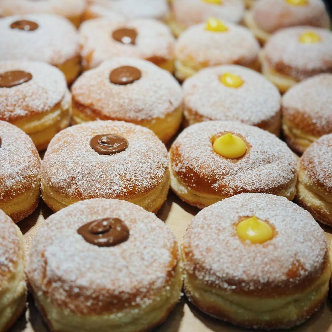 TimesSquareNYC's tweet photo. Donut miss out! National Donut Day is here! 🍩🏃💨
🍩 @krispykreme
🍩 NY Bakery and Desserts
🍩 imdonut
🍩 @RosettaBakery
🍩 Angelina Bakery
#TimesSquare #TimesSquareNYC #NYC #DonutDay #Donut https://t.co/tpP2PH4VL1