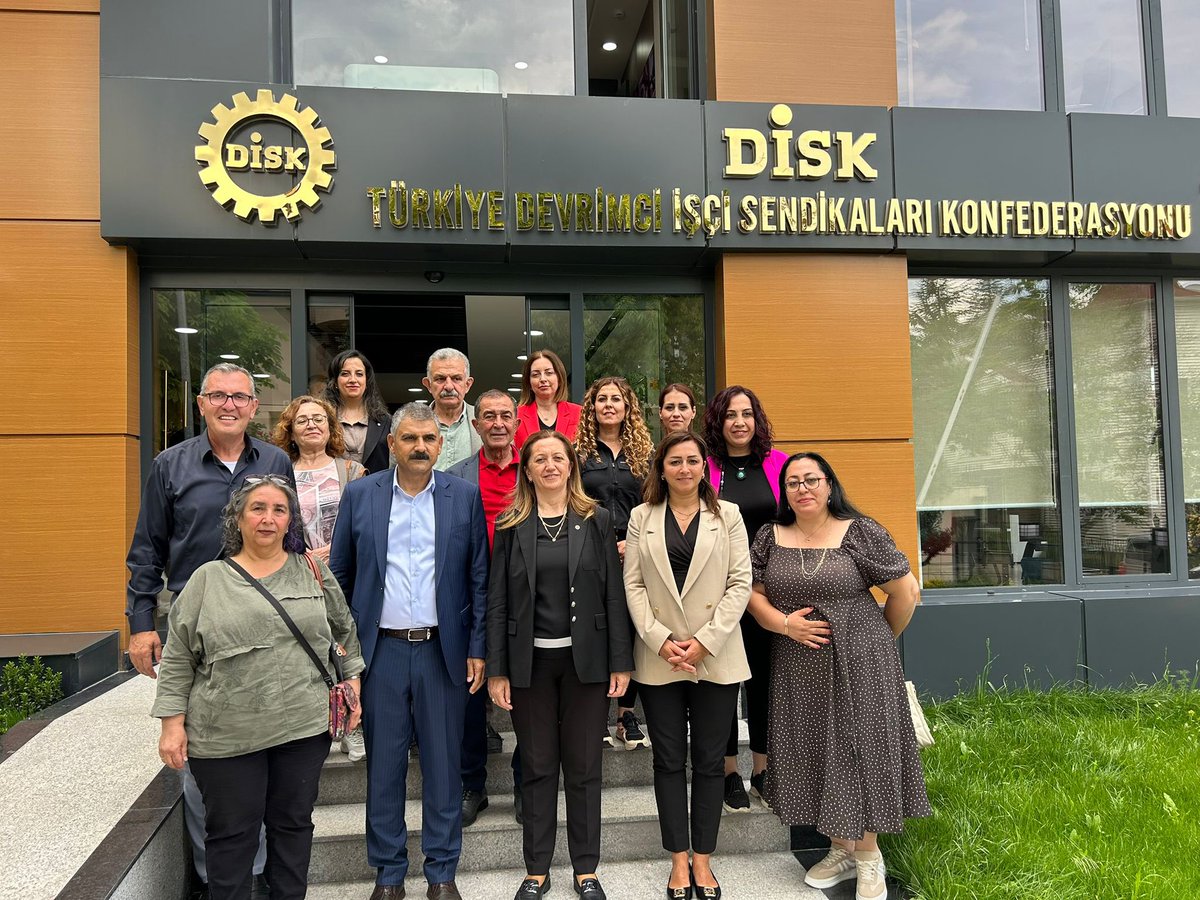 diskinsesi's tweet photo. DİSK Ankara Kadın Komisyonu, DİSK Genel Merkezi’nde DİSK Genel Başkanı Arzu Çerkezoğlu, DİSK Genel Sekreteri Tayfun Görgün, DİSK Genel Başkan Yardımcısı Remzi Çalışkan, DİSK Yönetim Kurulu üyesi Şükret Sevgener ve DİSK İç Anadolu Bölge Temsilcisi Birgül Kaya ile bir araya gelerek hayırlı olsun ziyaretinde bulundu.