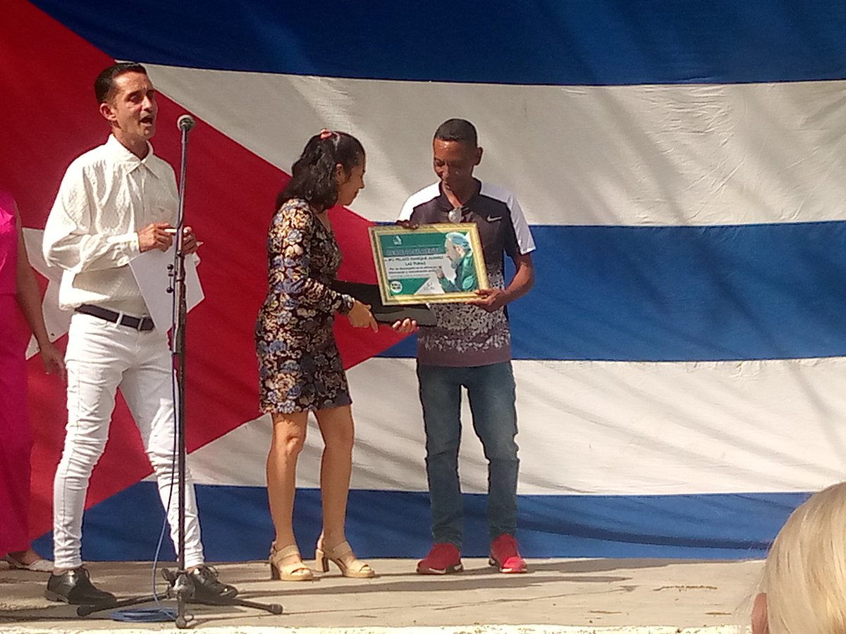 YanetLumey's tweet photo. El reconocimiento oportuno a los organismos y personas que se destacan en la formación de una cultura ambiental, en el acto municipal por el Día Mundial del Medio Ambiente,celebrado en el IPU: "Pelayo Paneque" #LasTunas https://t.co/Tcd8vl0bvJ