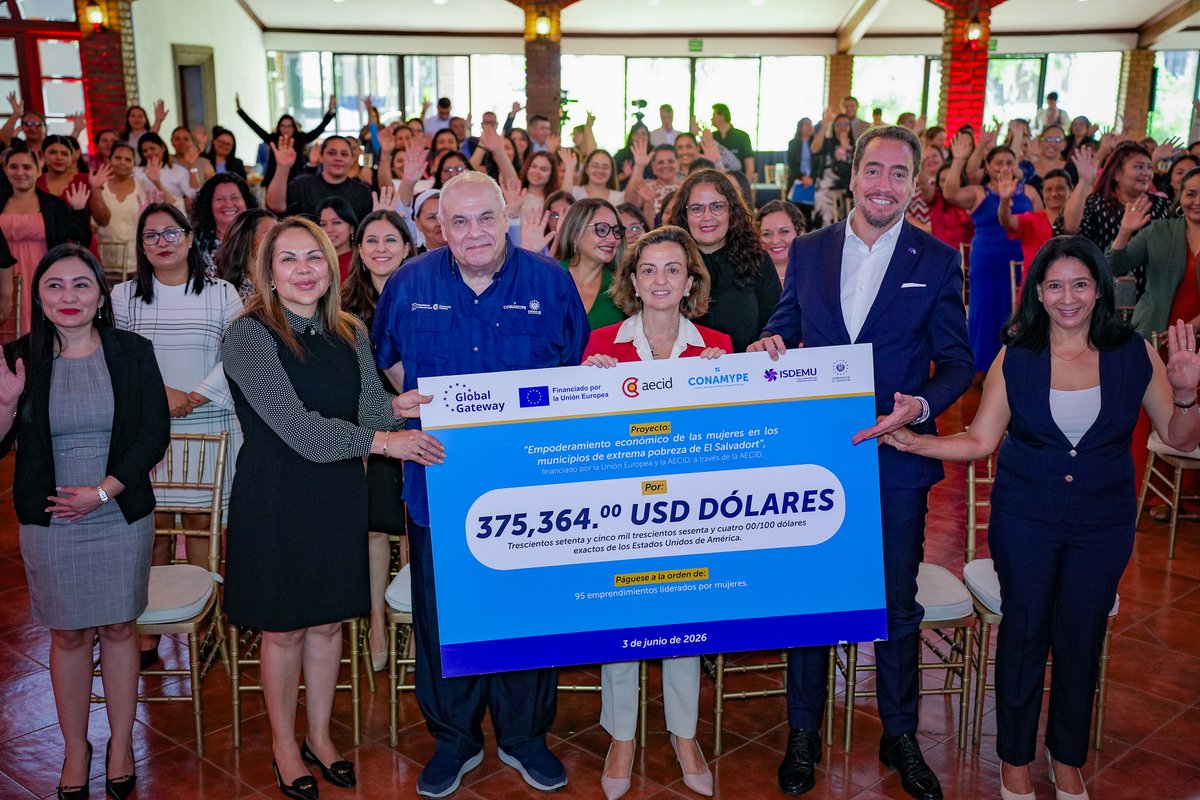AdrianaMiraSV's tweet photo. Gracias al trabajo articulado de @CONAMYPESV, @ISDEMU y @AgenciaEsco, con el apoyo de la @UEenElSalvador y @AECIDElSalvador, 95 emprendimientos liderados por mujeres recibieron capital semilla para consolidar sus negocios y fortalecer su autonomía económica. 👏👩 https://t.co/GYCCVF6dRf