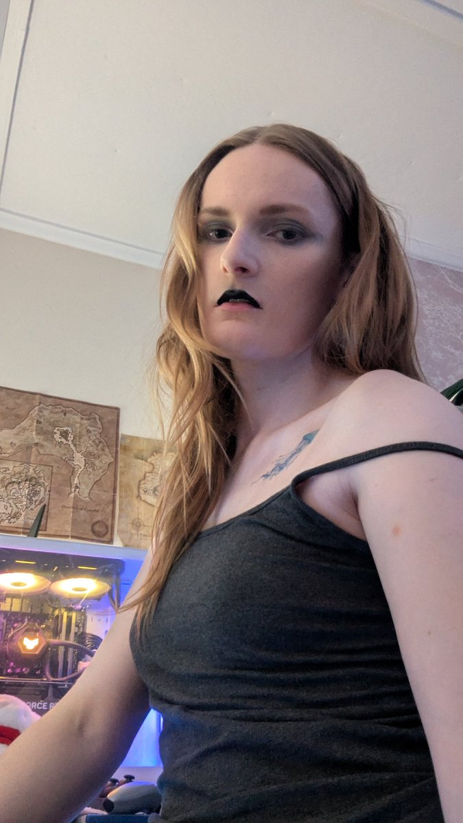 OperatorEmma's tweet photo. What are you doing down there weirdo? I'm live. Get in here https://t.co/fe5xko9xoO