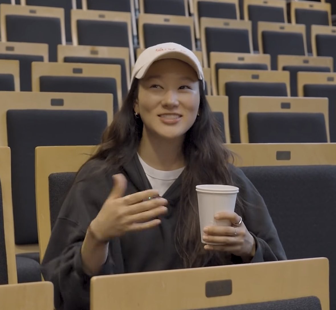 pinkslsg's tweet photo. prettiest girl w the contagious smile/energy https://t.co/pRdxjgnV9D