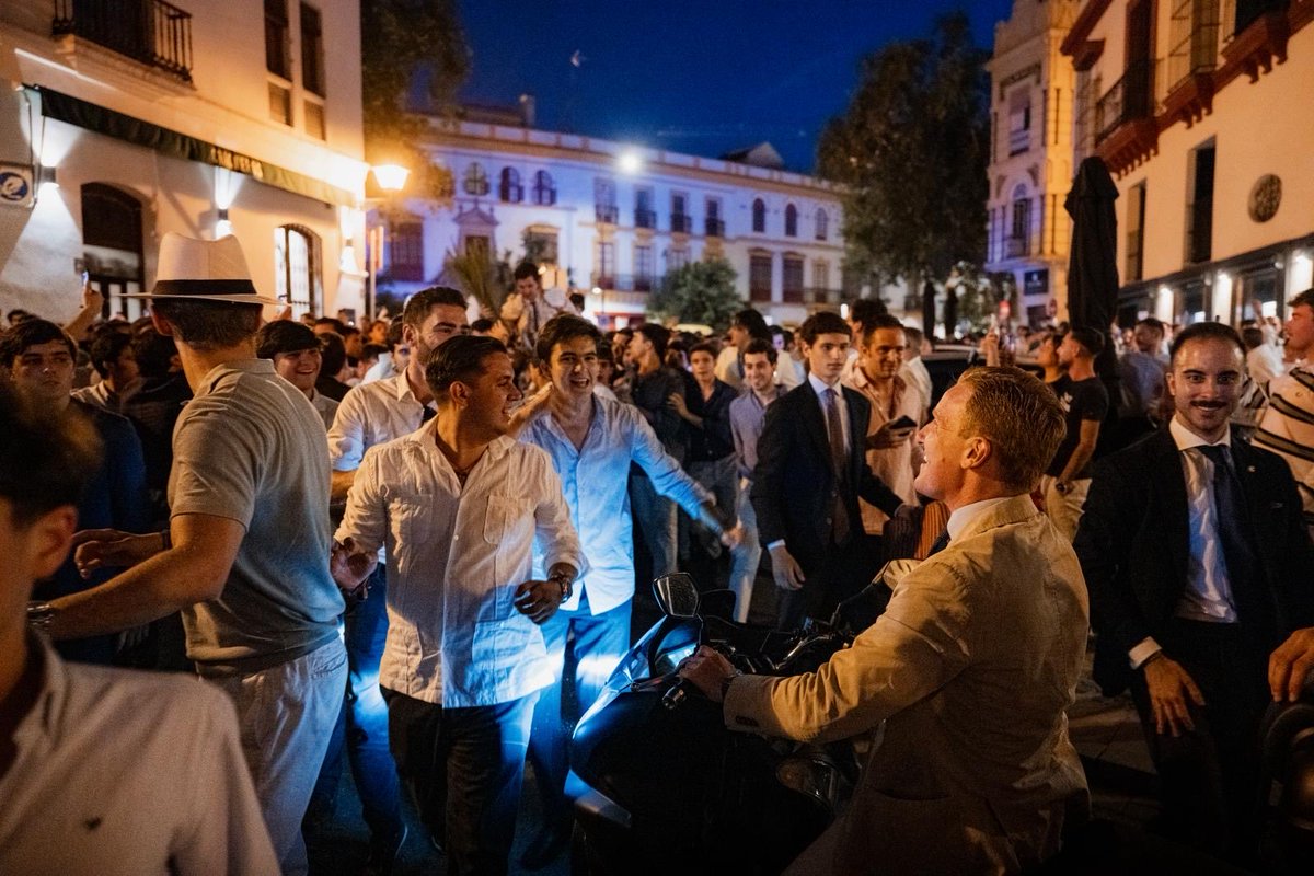 JBAYORT's tweet photo. En Sevilla no hay quien conduzca: cuando no te cortan el tráfico por una cofradía o una carrera popular, aparece Morante a hombros de una multitud…

📸 Aritz Arambarri https://t.co/XtRePk9qOc