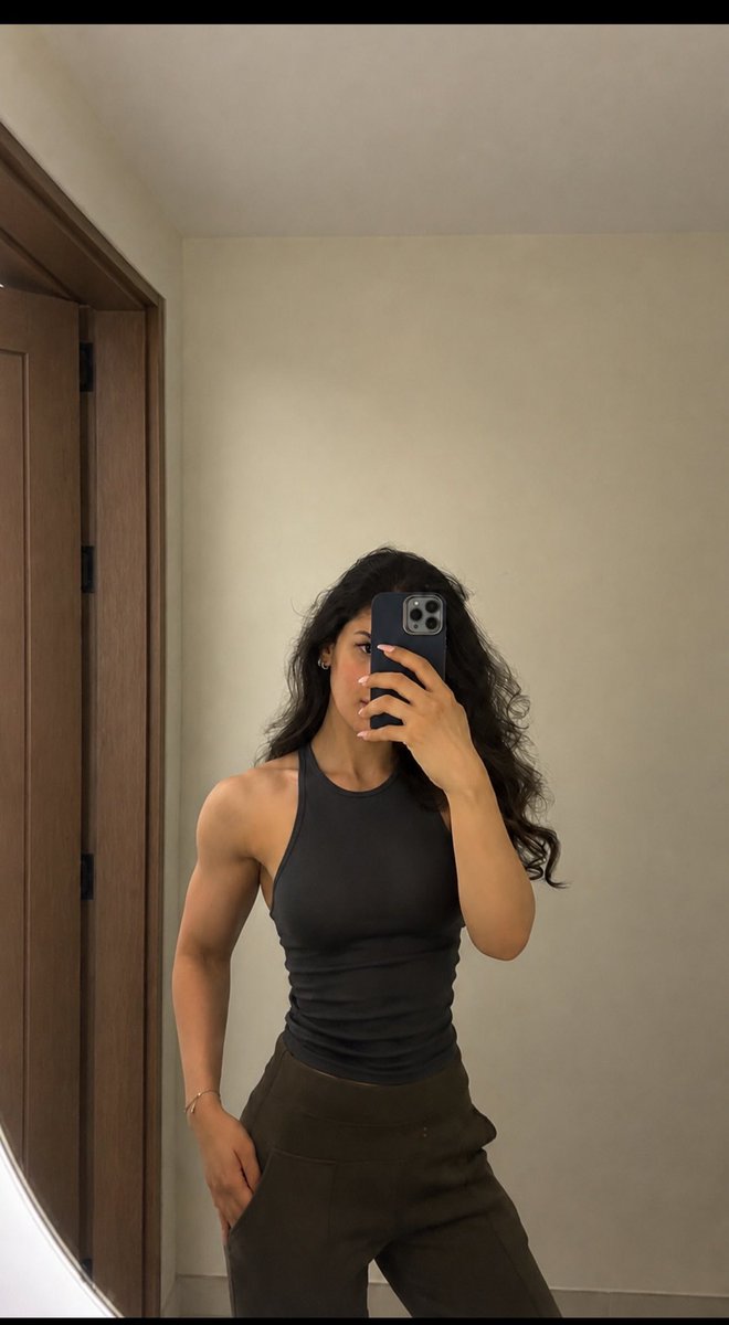 themalikahs's tweet photo. Shoulders on fire baby ❤️‍🔥 https://t.co/vnptci6uWe