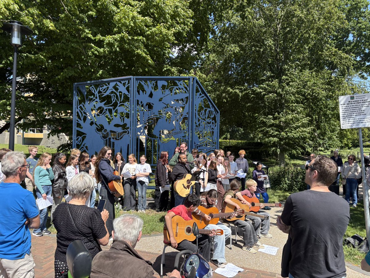 hansvanschie's tweet photo. Was weer een heel leuk optreden van leerlingen Fioretti College bij @Beatlesmonument, ter herinnering aan optreden The Beatles in Hillegom deze dag in 1964 🎶🎼🎵 https://t.co/S9fe3v62nz