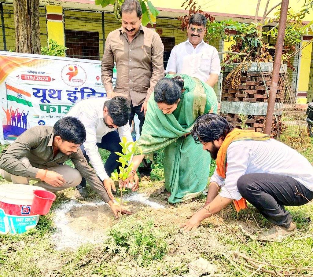 janutthantrust's tweet photo. आज किसान डिग्री कॉलेज बस्ती में विश्व पर्यावरण दिवस के अवसर पर वृक्षारोपण किया गया।
आइए प्रकृति के प्रति अपने दायित्व का निर्वहन करें पौधारोपण के साथ-साथ संरक्षित करने का भी संकल्प लें और हरित, स्वच्छ और समृद्ध राष्ट्र के निर्माण में सहभागी बनें।
#WorldEnvironmentDay https://t.co/Vt8GnkvpO6