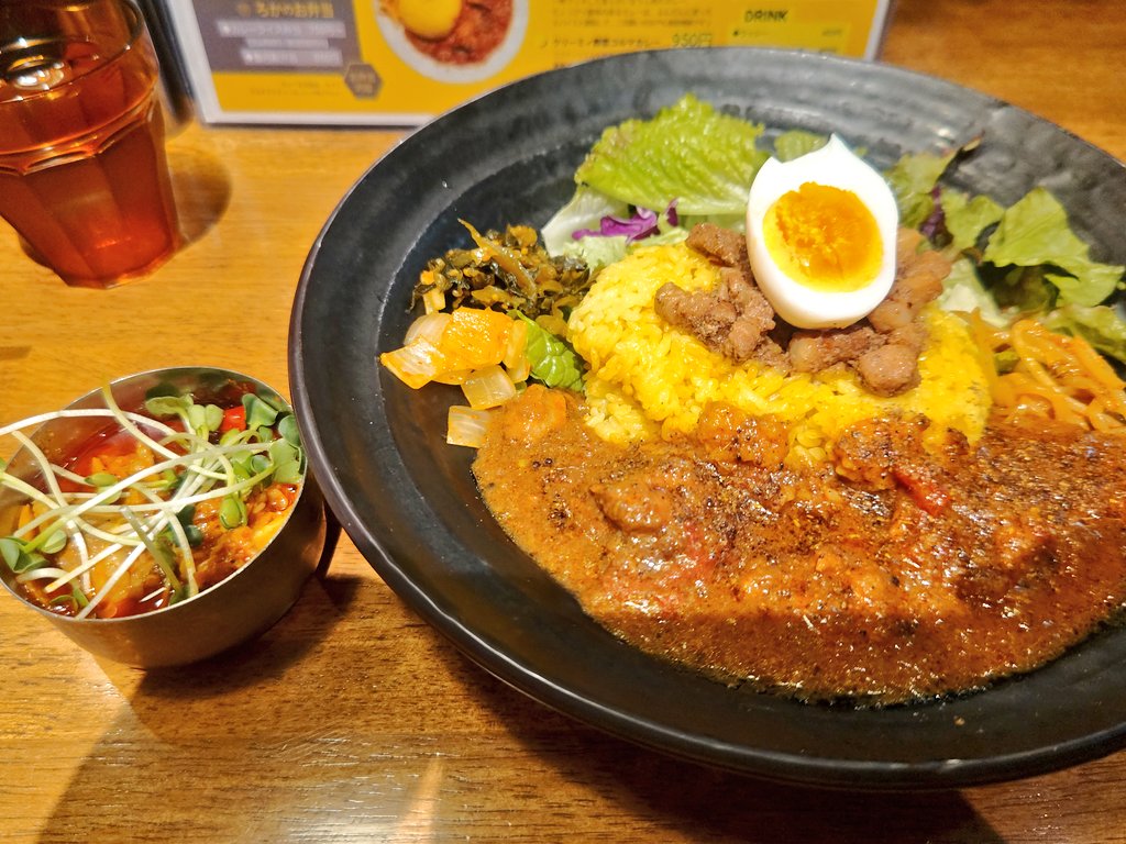 angeltail's tweet photo. 吉牛とのコラボやテレビ紹介で有名な大久保にあるカレー屋さんの魯珈 ～ろか～。久しぶりに食べました。金土日が休みのお店なので私用で平日休みでないとなかなか行けないお店。スパイスが自慢なカレー屋さんで、辛めですが以前と変わらず美味しいです。お持ち帰りお弁当も注文です。
#カレー #魯珈 https://t.co/xOxnYDq7IS