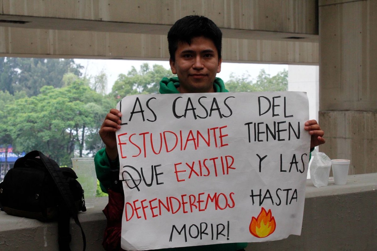 Fnerrrgro's tweet photo. Más de un año de solicitudes, oficios y gestiones sin solución. Ante la falta de respuesta de la alcaldesa, estudiantes y moradores de la Casa Nacional del Estudiante “Calmécac” se movilizan para exigir atención a sus demandas.

#AlessandraEnemigaDeLaEducació 
@AlessandraRdlv https://t.co/haRg3dQiBr