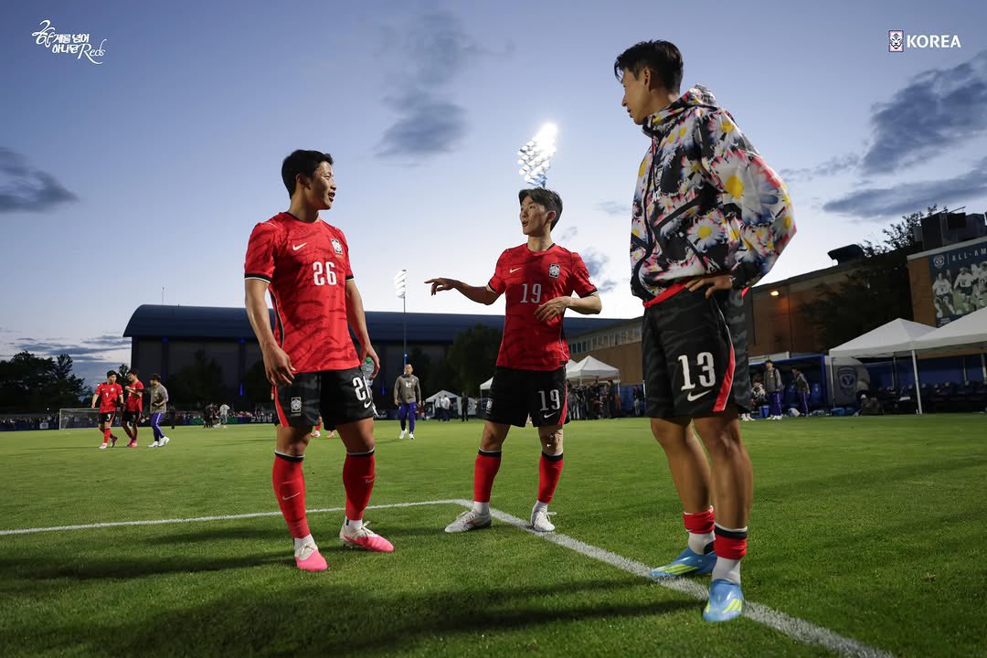 certifits's tweet photo. The Korea National Football Team stepped out in G-Dragon’s PEACEMINUSONE x Nike kits 🇰🇷⚽️ https://t.co/V3By1qhDLz